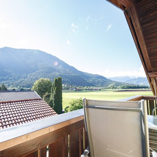Balkon mit Stühlen in Ferienwohnung in Garmisch-Partenkirchen