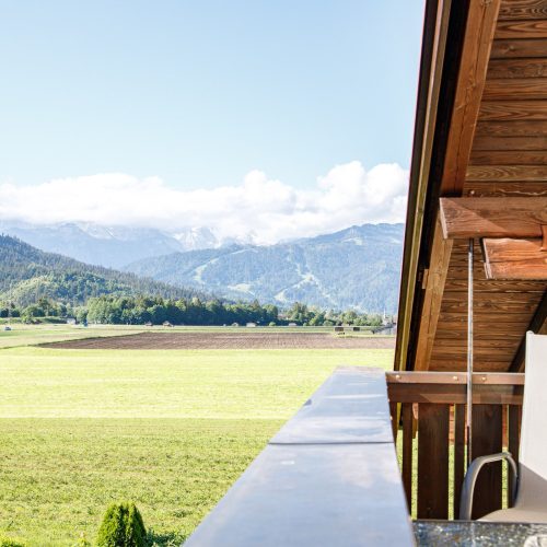 Balkon mit Stühlen in Ferienwohnung in Garmisch-Partenkirchen