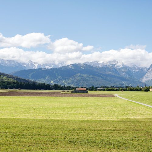 Wiese und Berge in Garmisch-Partenkirchen