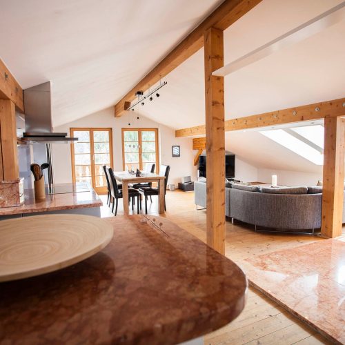 Wohnbereich mit Sofa, Essbereich und Küche in Ferienwohnung in Garmisch-Partenkirchen