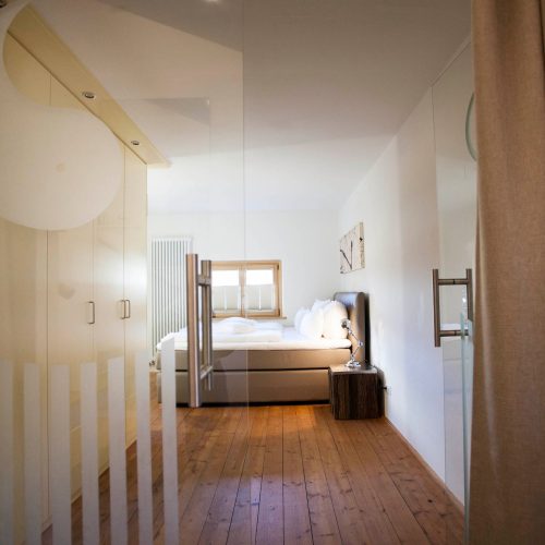 Bett in Ferienwohnung in Garmisch-Partenkirchen