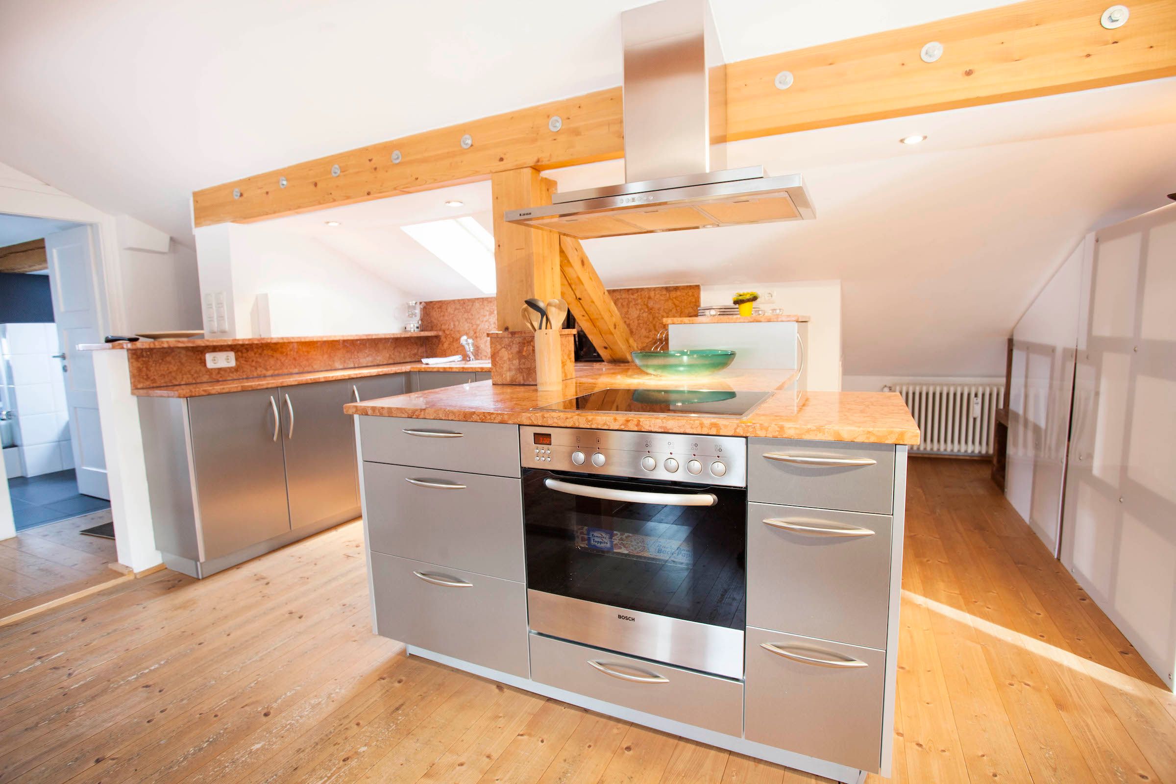 Küche mit Herd in Ferienwohnung in Garmisch-Partenkirchen