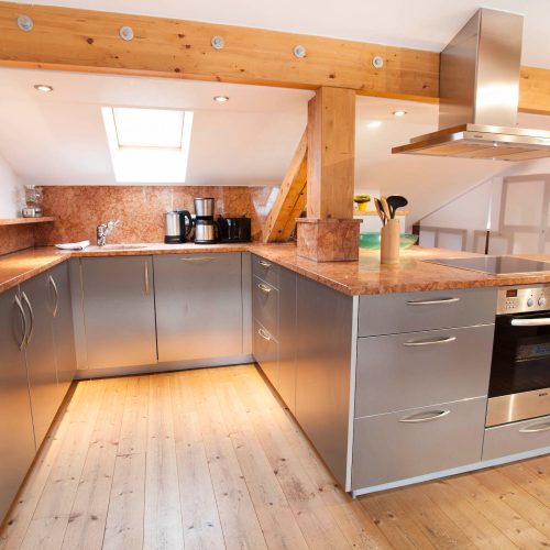 Küche in grau in Ferienwohnung in Garmisch-Partenkirchen