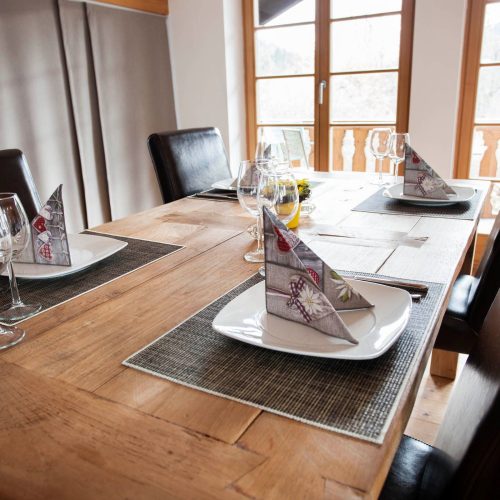 Esstisch mit schwarzen Stühlen in Ferienwohnung in Garmisch-Partenkirchen
