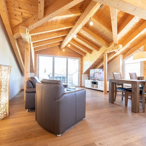 Tisch und Fernseher in Ferienwohnung in Garmisch-Partenkirchen