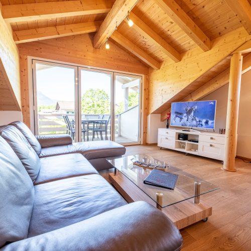 Sofa und Balkon in Ferienwohnung in Garmisch-Partenkirchen