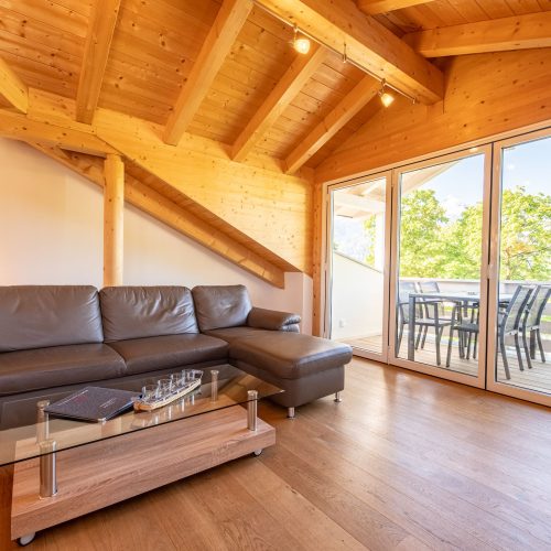 Sofa und Couchtisch in Ferienwohnung in Garmisch-Partenkirchen