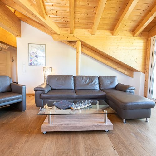 Sofa mit Sessel in Ferienwohnung in Garmisch-Partenkirchen