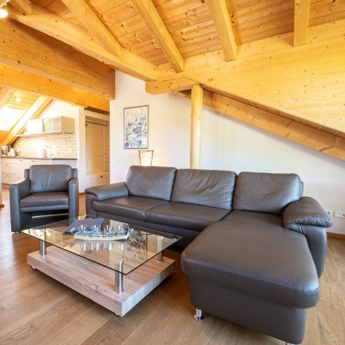 Couchtisch und Sessel in Ferienwohnung in Garmisch-Partenkirchen