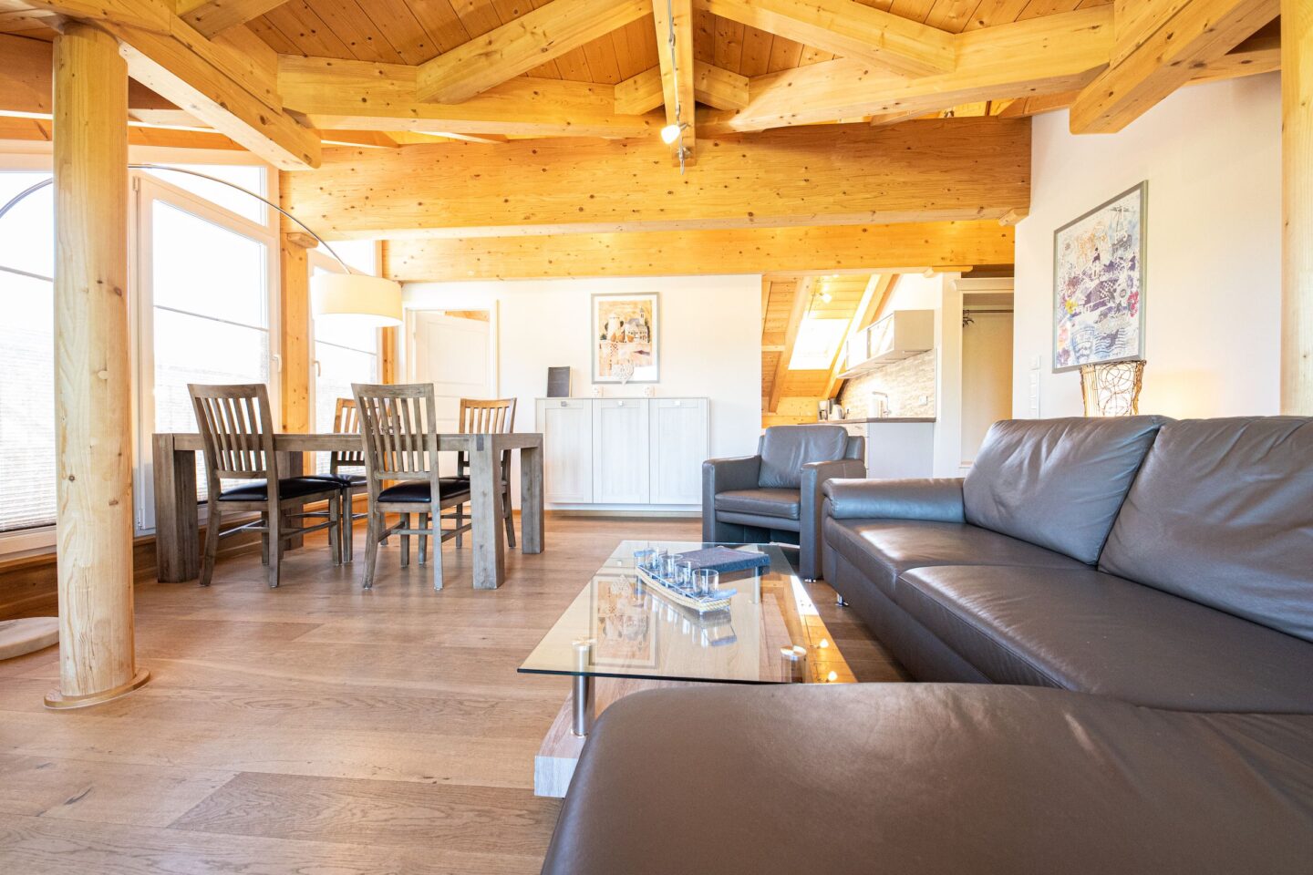 Tisch und Sofa in Ferienwohnung in Garmisch-Partenkirchen