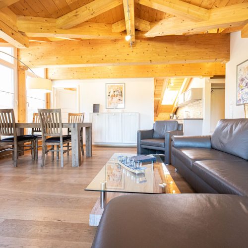 Tisch und Sofa in Ferienwohnung in Garmisch-Partenkirchen