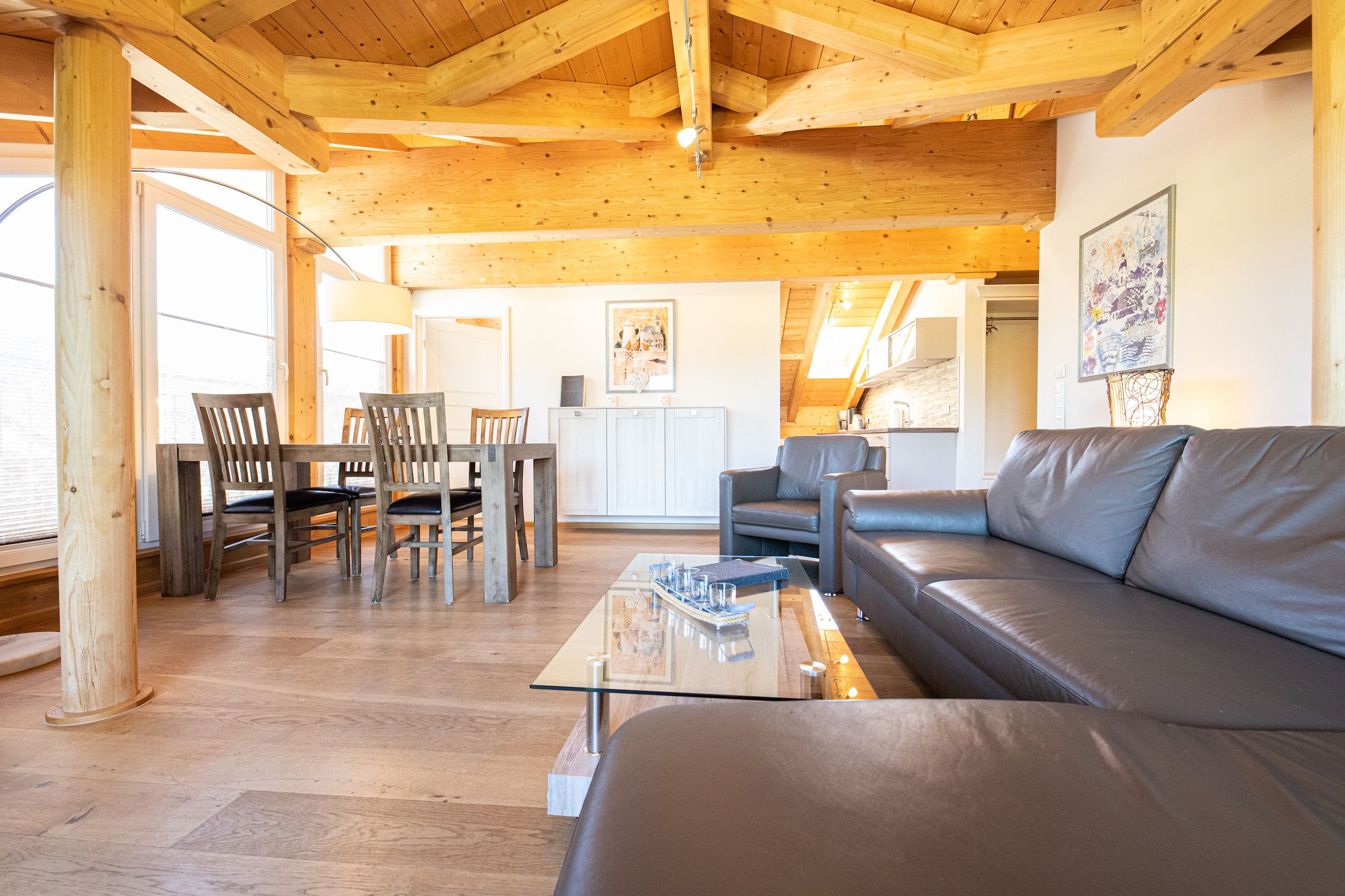 Tisch und Sofa in Ferienwohnung in Garmisch-Partenkirchen