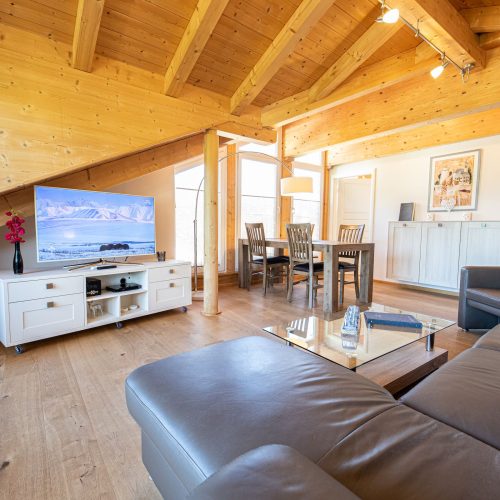 Fernseher mit Couchtisch in Ferienwohnung in Garmisch-Partenkirchen