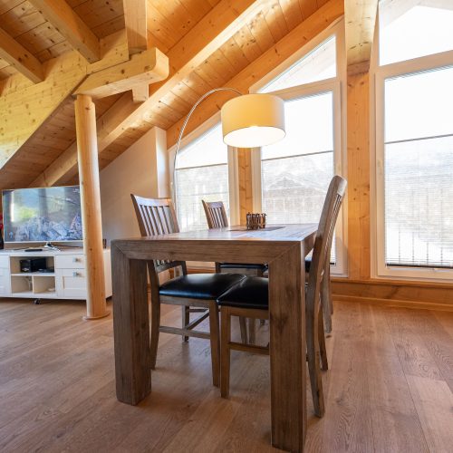 Esszimmer mit Fernseher in Ferienwohnung in Garmisch-Partenkirchen