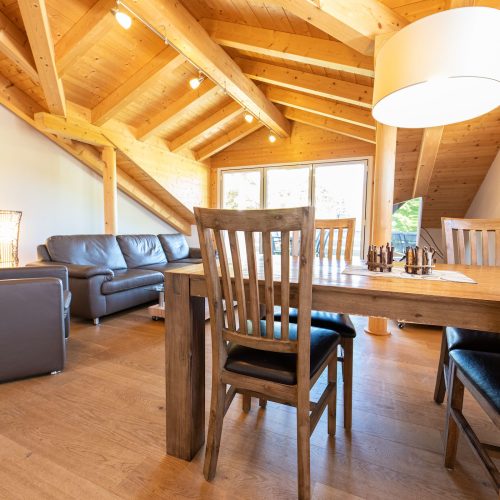 Esstisch mit Stühlen und Lampe in Ferienwohnung in Garmisch-Partenkirchen