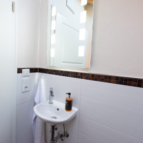 Waschbecken und Spiegel in Ferienwohnung in Garmisch-Partenkirchen