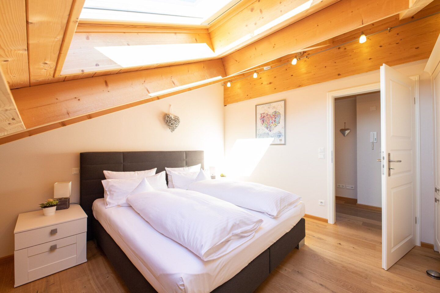 Doppelbett und Nachttisch in Ferienwohnung in Garmisch-Partenkirchen