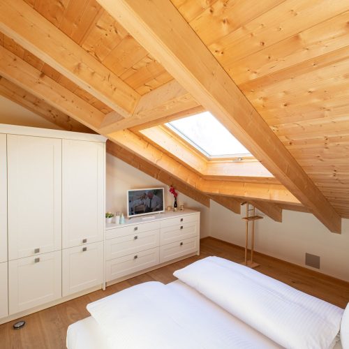 Doppelbett und Dachfenster in Ferienwohnung in Garmisch-Partenkirchen