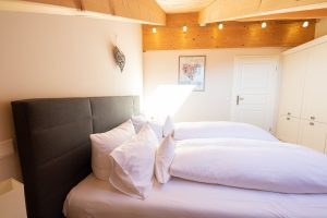 Doppelbett mit Herz in Ferienwohnung in Garmisch-Partenkirchen