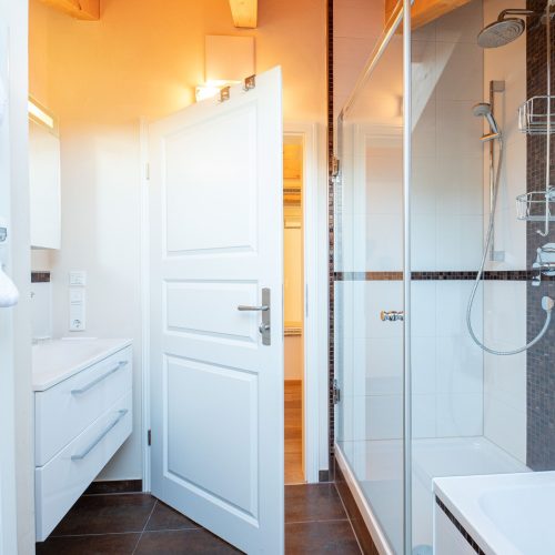 Dusche und Waschbecken in Ferienwohnung in Garmisch-Partenkirchen