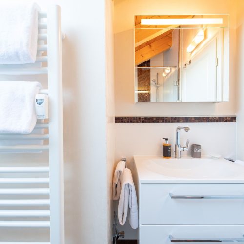 Spiegel und Waschbecken in Ferienwohnung in Garmisch-Partenkirchen