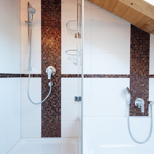 Badezimmer und Badewanne in Ferienwohnung in Garmisch-Partenkirchen