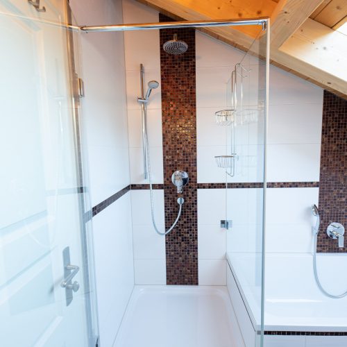 Dusche und Badewanne in Ferienwohnung in Garmisch-Partenkirchen