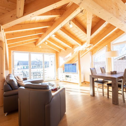 Stühle und Tisch in Ferienwohnung in Garmisch-Partenkirchen