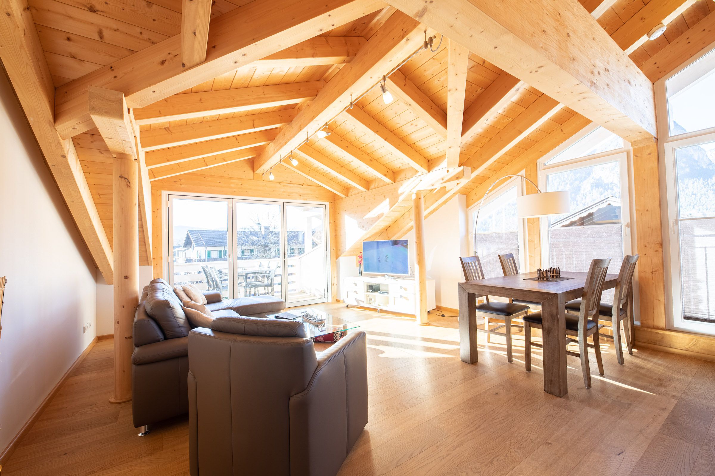 Stühle und Tisch in Ferienwohnung in Garmisch-Partenkirchen