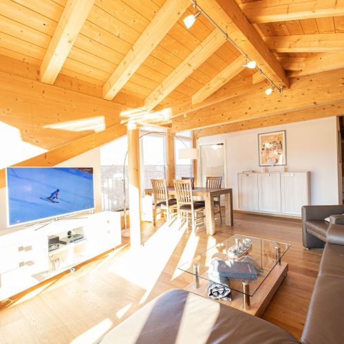 Sofa mit Fernseher und Sideboard in Ferienwohnung in Garmisch-Partenkirchen