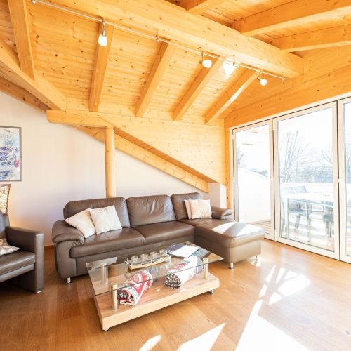 Sofa mit Sessel und Couchtisch in Ferienwohnung in Garmisch-Partenkirchen