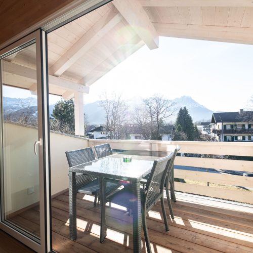 Balkon mit Tisch und Stühlen in Ferienwohnung in Garmisch-Partenkirchen