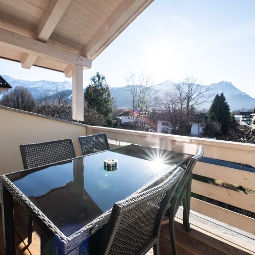 Balkon mit Tisch und Stühlen in Ferienwohnung in Garmisch-Partenkirchen