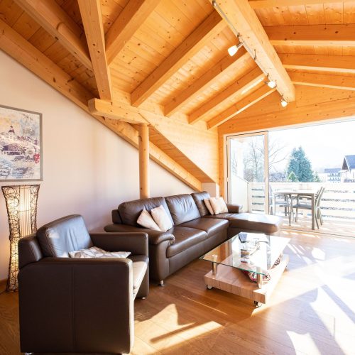 Sofa und Sessel mit Balkon in Ferienwohnung in Garmisch-Partenkirchen