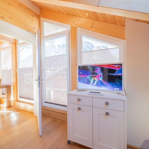 Bett mit Fernseher in Ferienwohnung in Garmisch-Partenkirchen