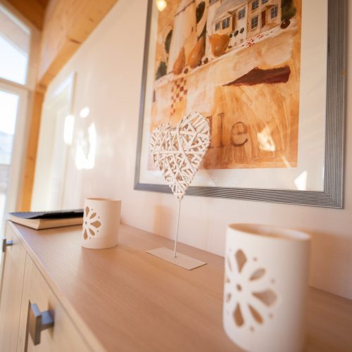 Kommode mit Dekoration in Ferienwohnung in Garmisch-Partenkirchen