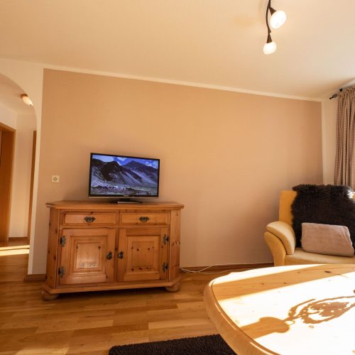 Wohnzimmer mit Fernseher in Ferienwohnung in Garmisch-Partenkirchen
