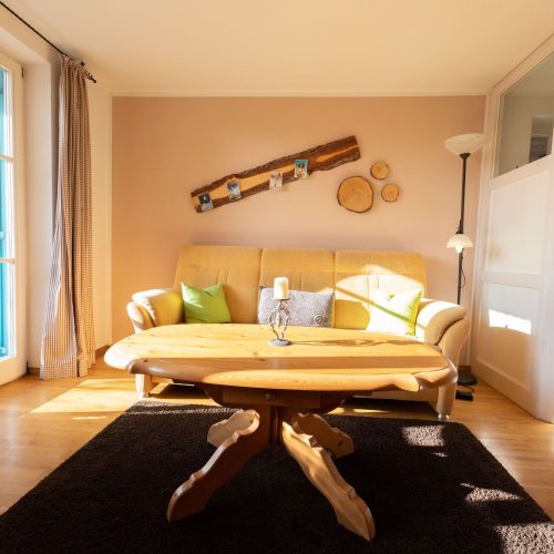 Wohnzimmer mit großem Fenster in Ferienwohnung in Garmisch-Partenkirchen