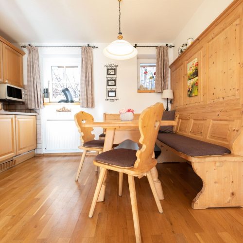 Esszimmer mit Sitzbank in Ferienwohnung in Garmisch-Partenkirchen