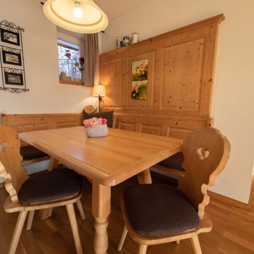 Esszimmer mit Stühlen in Ferienwohnung in Garmisch-Partenkirchen