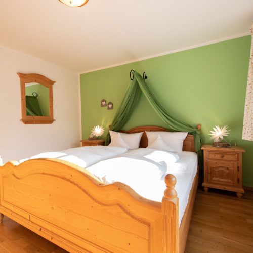 Doppelbett und Nachttische in Ferienwohnung in Garmisch-Partenkirchen