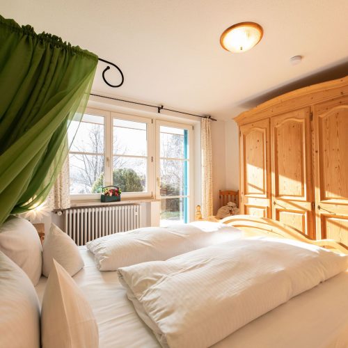 Bett mit Kleiderschrank in Ferienwohnung in Garmisch-Partenkirchen