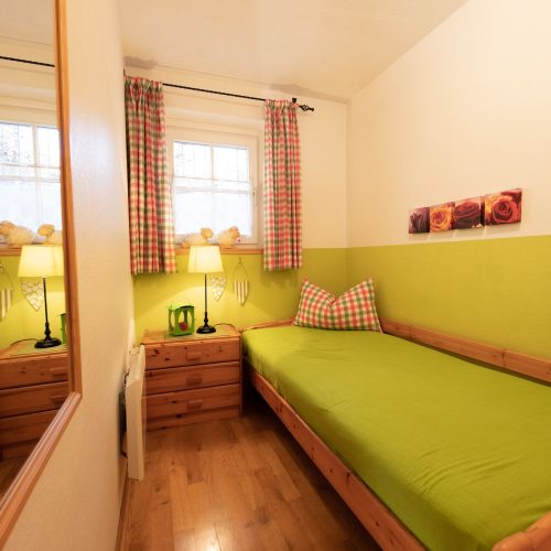 grünes Einzelbett in Ferienwohnung in Garmisch-Partenkirchen