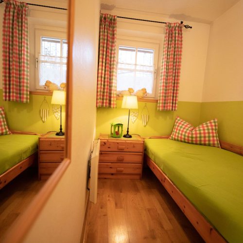 grünes Bett in Ferienwohnung in Garmisch-Partenkirchen