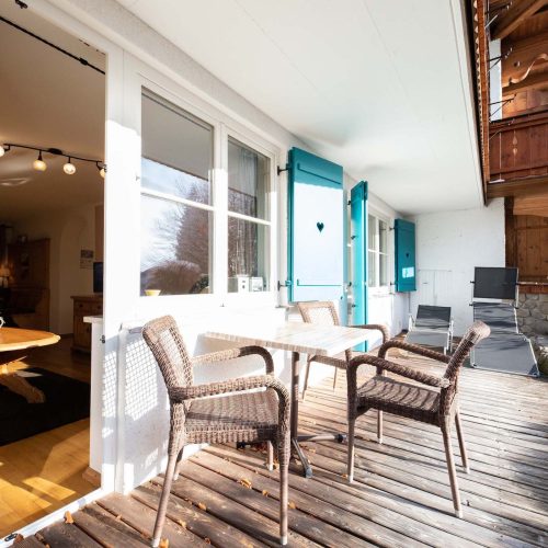 Terrasse mit Stühlen in Ferienwohnung in Garmisch-Partenkirchen