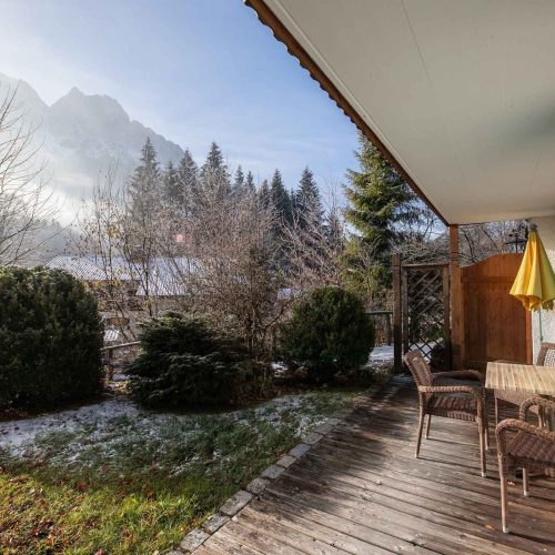 Terrasse mit Stühlen in Ferienwohnung in Garmisch-Partenkirchen