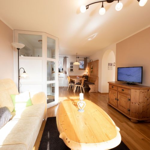 offenes Wohnzimmer und Sofa in Ferienwohnung in Garmisch-Partenkirchen