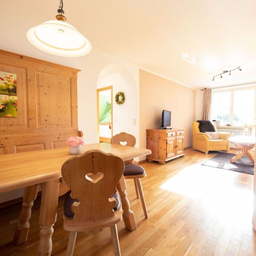 Essbereich mit Stühlen in Ferienwohnung in Garmisch-Partenkirchen