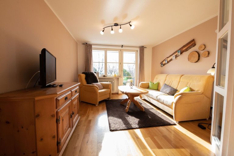 Wohnzimmer mit Sofa in Ferienwohnung in Garmisch-Partenkirchen