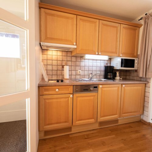 Küche mit Waschbecken in Ferienwohnung in Garmisch-Partenkirchen
